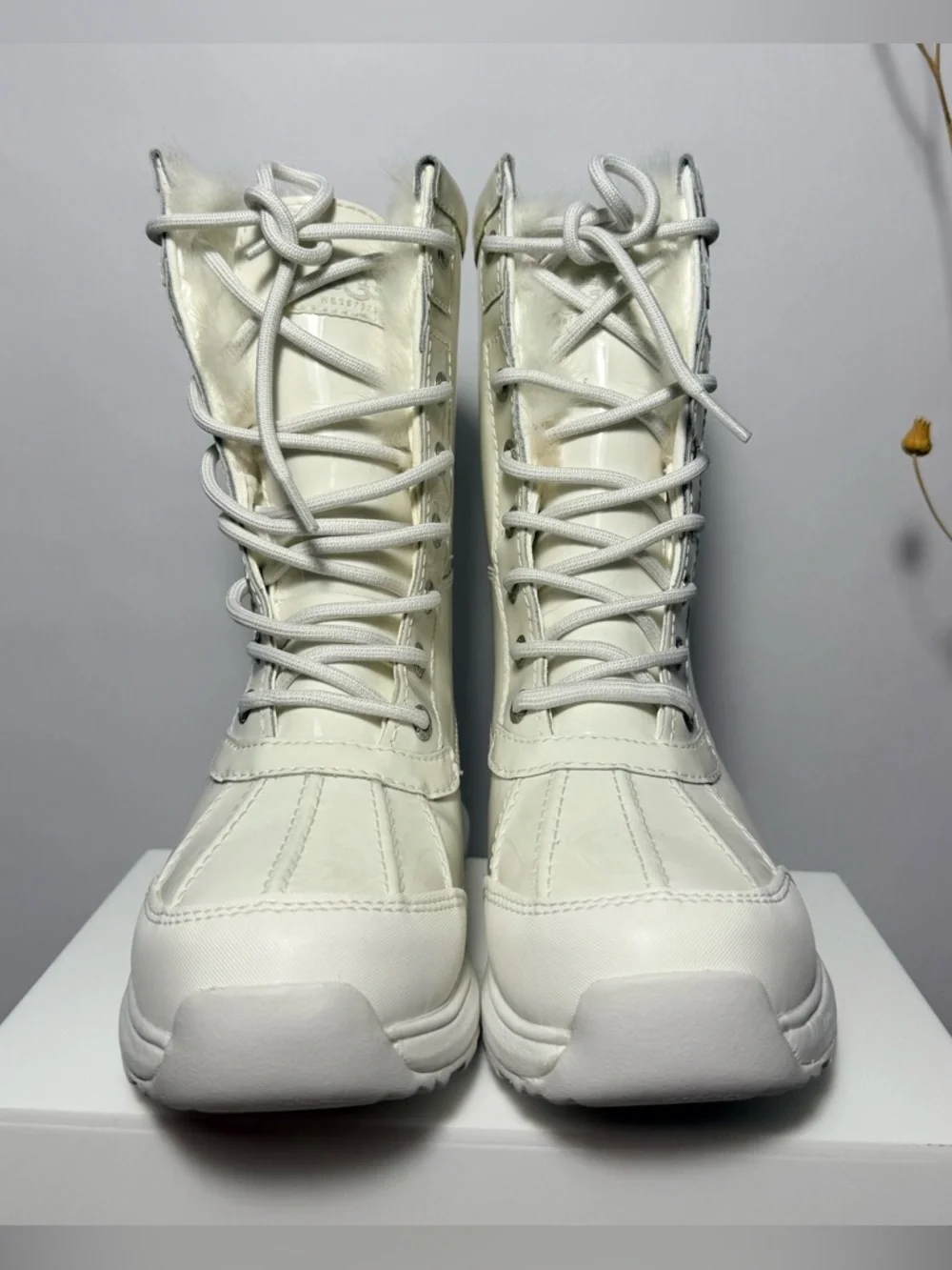 UGG Adirondack lll Patent Boot in All White Lace-Up Winter Ankle Boots | Size 6